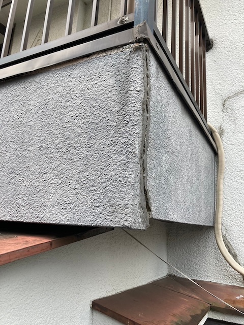 ずり落ちた外壁